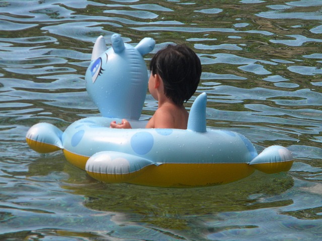 dítě ve vodě